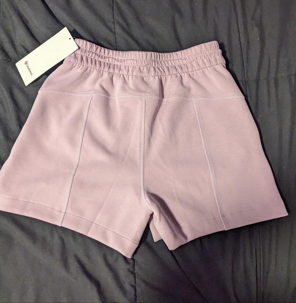 π Lululemon Softstreme High-Rise 4" Shorts β’ VITA PINK β’ Size 4 β’ NWT - Picture 3 of 5